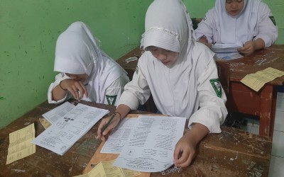 Peserta Didik Serius Mengerjakan Soal Ujian PTS/STS SMK MANANGGA PRATAMA