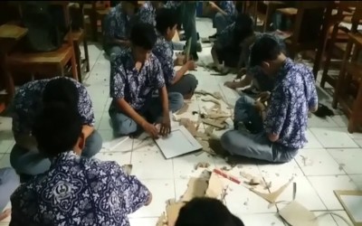 Guru PKK Bimbing Peserta Didik untuk Kreatif Menciptakan Produk Ramah Lingkungan